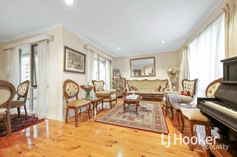 Property photo of 8 Joseph Banks Crescent Endeavour Hills VIC 3802