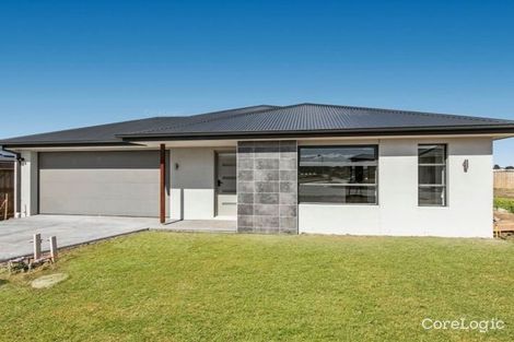 2 Swallowtail Ave, Clyde North, VIC 3978