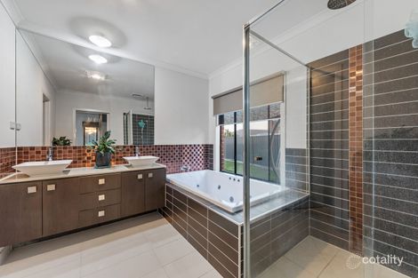 Property photo of 4 Half Moon Crescent Pakenham VIC 3810