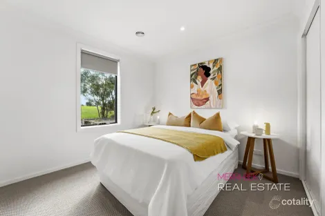 Property photo of 91 Ravenhill Boulevard Roxburgh Park VIC 3064