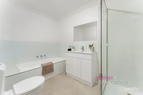 Property photo of 91 Ravenhill Boulevard Roxburgh Park VIC 3064