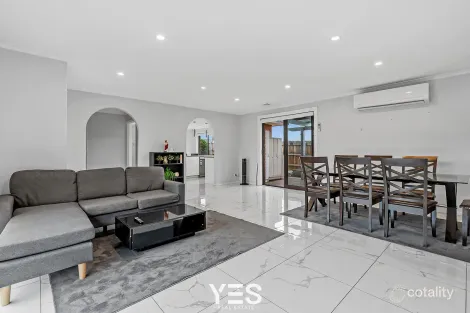 Property photo of 4/10 Lang Road Mount Waverley VIC 3149