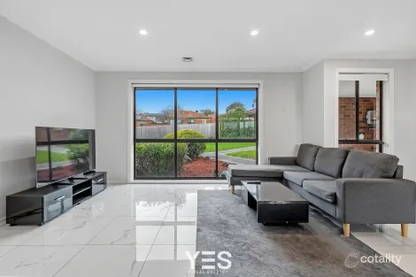 Property photo of 4/10 Lang Road Mount Waverley VIC 3149