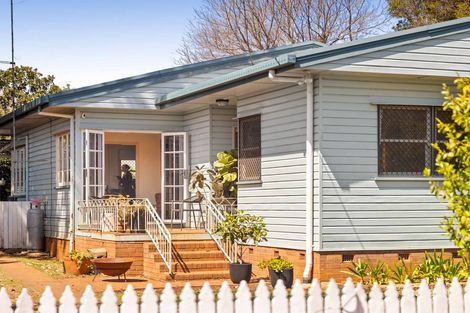Property photo of 18 Curzon Street Mount Lofty QLD 4350