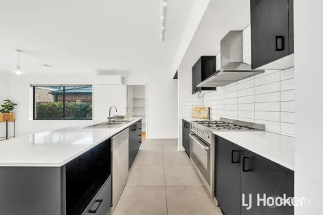 Property photo of 13 Amburla Drive Cranbourne North VIC 3977
