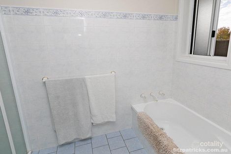 5 Coventry Pl, Lake Albert, NSW 2650