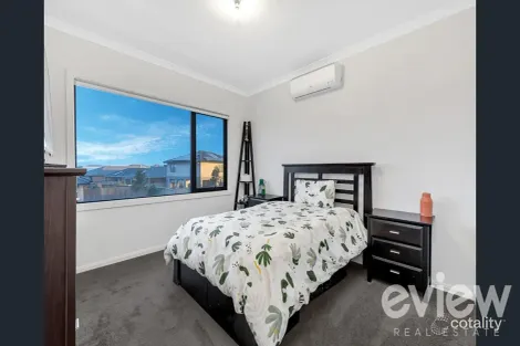Property photo of 74 Treeve Parkway Werribee VIC 3030