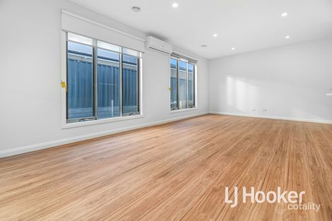 Property photo of 19 Revelstoke Crescent Pakenham VIC 3810