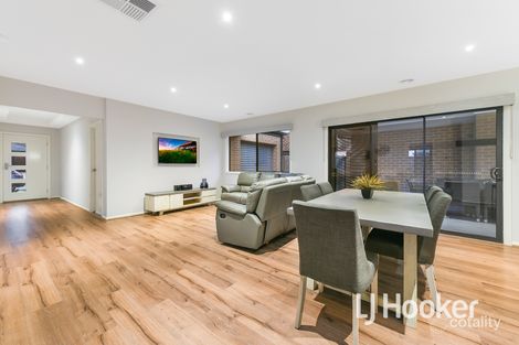 Property photo of 8 Featherdown Way Clyde North VIC 3978