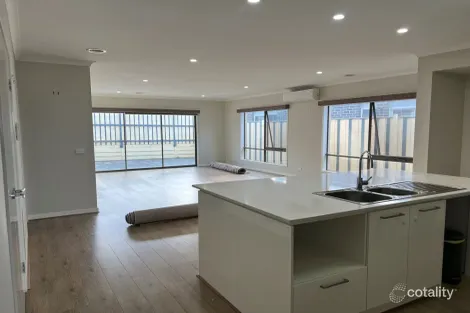 Property photo of 32 Everard Avenue Clyde North VIC 3978