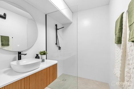 Property photo of 1/36 Jerdanefield Road St Lucia QLD 4067