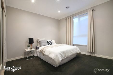 Property photo of 4 Fairfield Glade Craigieburn VIC 3064