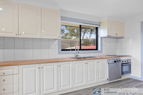 Property photo of 162 James Cook Drive Endeavour Hills VIC 3802