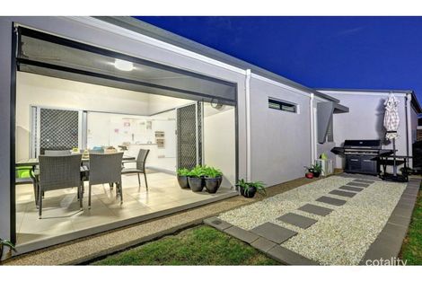 Property photo of 15 Wedgeleaf Place Ashfield QLD 4670