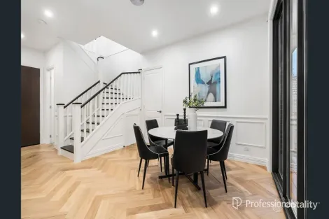 Property photo of 1/2 Shanahan Crescent McKinnon VIC 3204