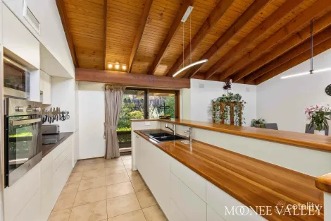 Property photo of 5 Windsor Drive Avondale Heights VIC 3034