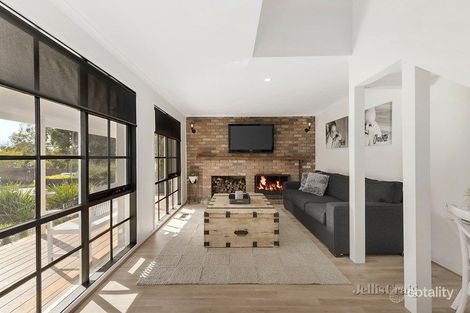 Property photo of 24 Yaralla Crescent St Helena VIC 3088