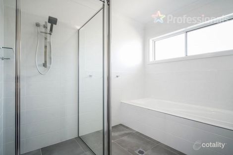 Property photo of 42 Paradise Drive Gobbagombalin NSW 2650