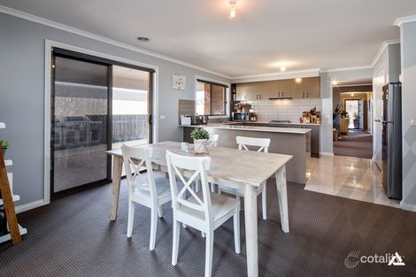 Property photo of 28 Buscombe Crescent Drouin VIC 3818
