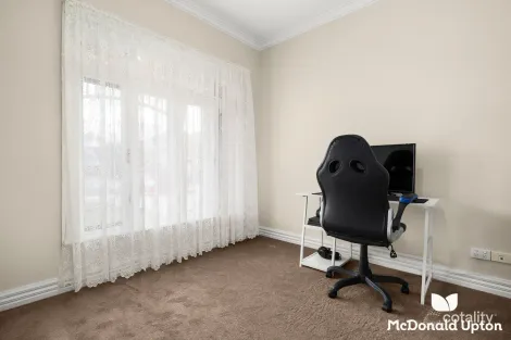 Property photo of 1 Lupin Court Gowanbrae VIC 3043