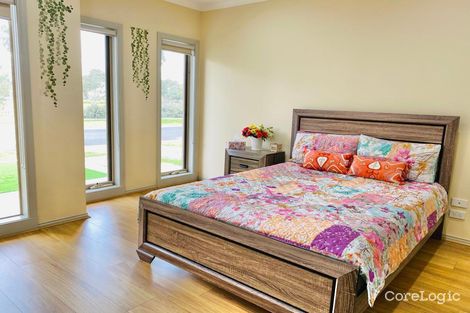 Property photo of 98 Eltham Parade Manor Lakes VIC 3024