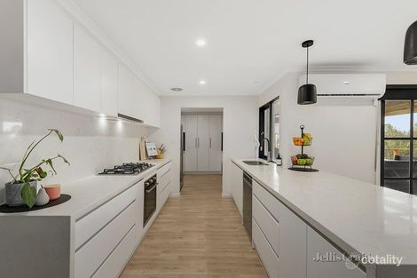 Property photo of 24 Yaralla Crescent St Helena VIC 3088