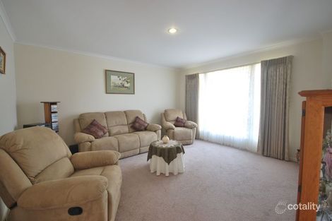 Property photo of 8 Oak Post Place Cranbourne East VIC 3977