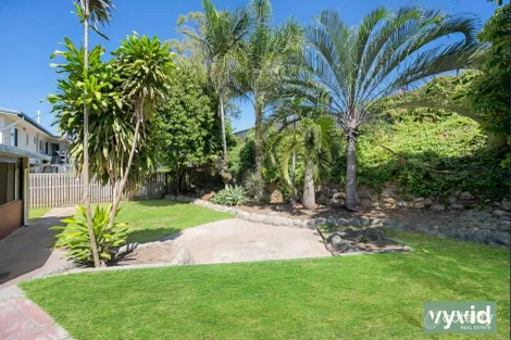 Property photo of 35 Hibiscus Kin Kora QLD 4680