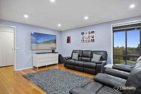 Property photo of 7 Ravenhill Crescent Endeavour Hills VIC 3802