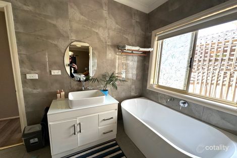 Property photo of 7 Milburn Circuit Caroline Springs VIC 3023