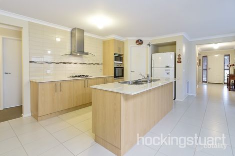 Property photo of 43 Finsbury Crescent Manor Lakes VIC 3024