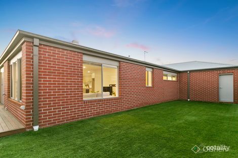 Property photo of 15 Freiberger Grove Clyde North VIC 3978