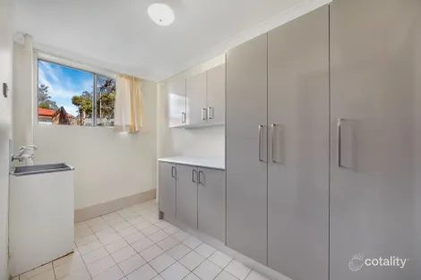 Property photo of 19 Belconnen Way Weetangera ACT 2614
