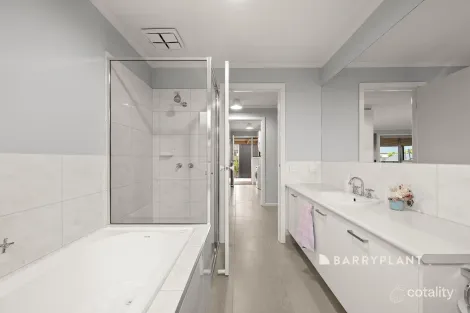 Property photo of 43 Timbertop Crescent Drouin VIC 3818