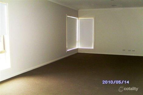 Property photo of 28 Wallaby Walk Sunbury VIC 3429