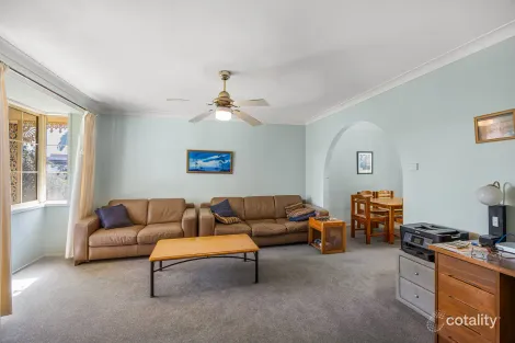 Property photo of 32 Endeavour Close Woodrising NSW 2284