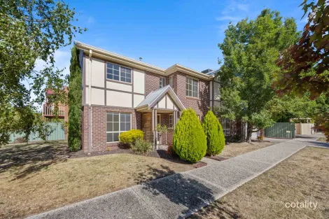 4 St Clare Ave, Lake Gardens, VIC 3355