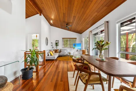 4j Gregory St, Wyoming, NSW 2250