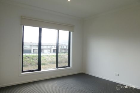 Property photo of 9 Doonhamer Place Clyde North VIC 3978
