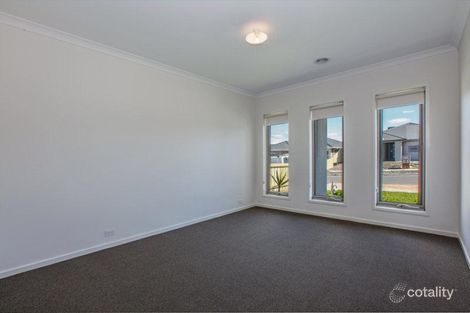 Property photo of 18 Kenmare Approach Wollert VIC 3750
