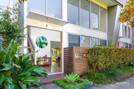 Property photo of 16 Lakefront Crescent Varsity Lakes QLD 4227
