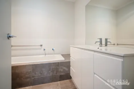 Property photo of 2/3 Tallinn Street Bell Park VIC 3215