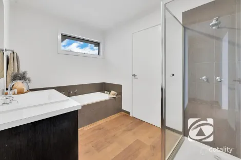 Property photo of 4/55-57 Strathavan Drive Berwick VIC 3806