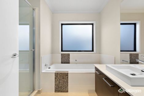 Property photo of 39 Springleaf Avenue Clyde North VIC 3978