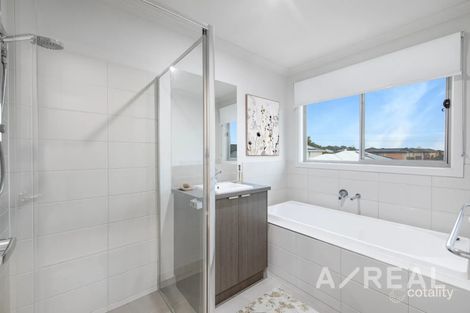 Property photo of 2 Emily Promenade Keysborough VIC 3173