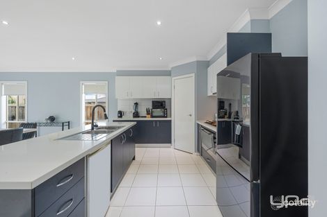 Property photo of 19 Armstrong Walk Fraser Rise VIC 3336