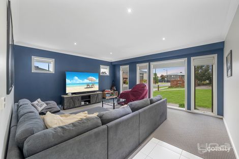 Property photo of 19 Armstrong Walk Fraser Rise VIC 3336