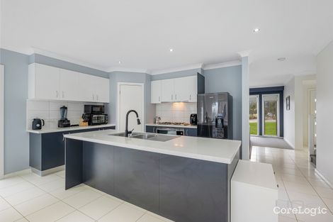 Property photo of 19 Armstrong Walk Fraser Rise VIC 3336