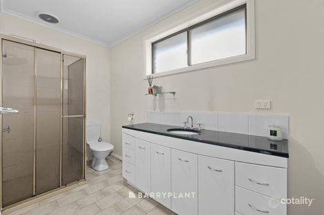 Property photo of 27 Garryowen Crescent Narre Warren VIC 3805