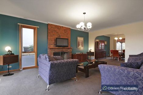 Property photo of 19 Huxley Crescent Endeavour Hills VIC 3802